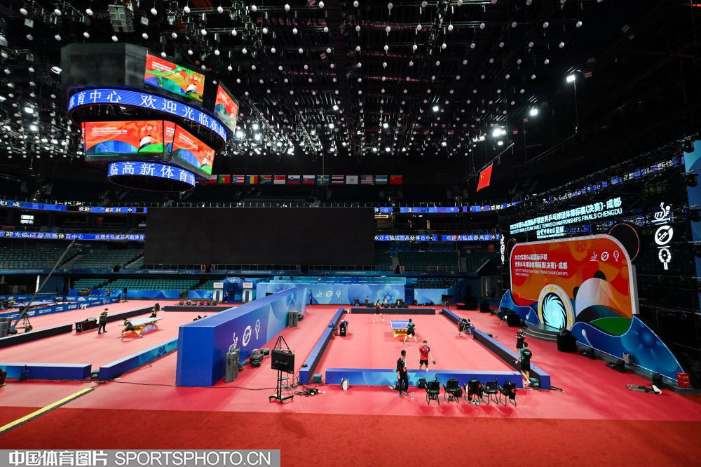 乔治娜晒在卡塔尔海边照片，蓝色紧身连衣裙尽显曼妙身姿